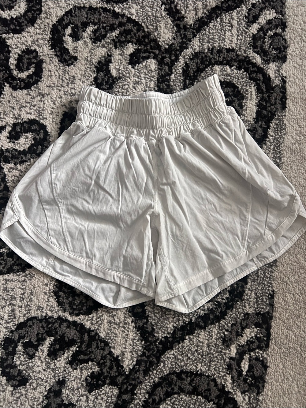 Lululemon Track That High Rise 5” Shorts White Women’s Size 2 Great Condition